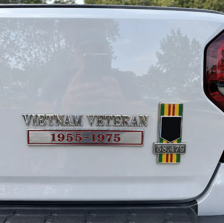 🇺🇸 Vietnam Veteran 1955–1975 Memorial Car Emblem Metal Badge